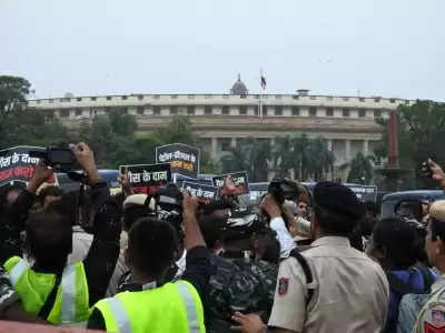 कांग्रेस सांसदों ने संसद से राष्ट्रपति भवन तक शुरू किया मार्च