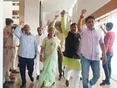 गुजरात विधानसभा के आखिरी दिन हंगामे के बीच कांग्रेस के 11 विधायक निलंबित