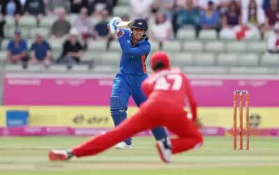 मंधाना के अर्धशतक से भारतीय टीम मजबूत, इंग्लैंड को जीत के लिए 165 रन का लक्ष्य (लीड-1)