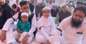 काली पट्टी बांधकर अदा की ईद की नमाज, बच्चों ने भी किया विरोध