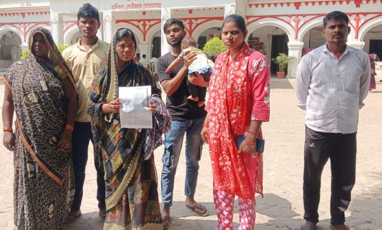 पुलिस अधीक्षक कार्यालय पहुंचे मृतक सुरेंद्र के परिजन